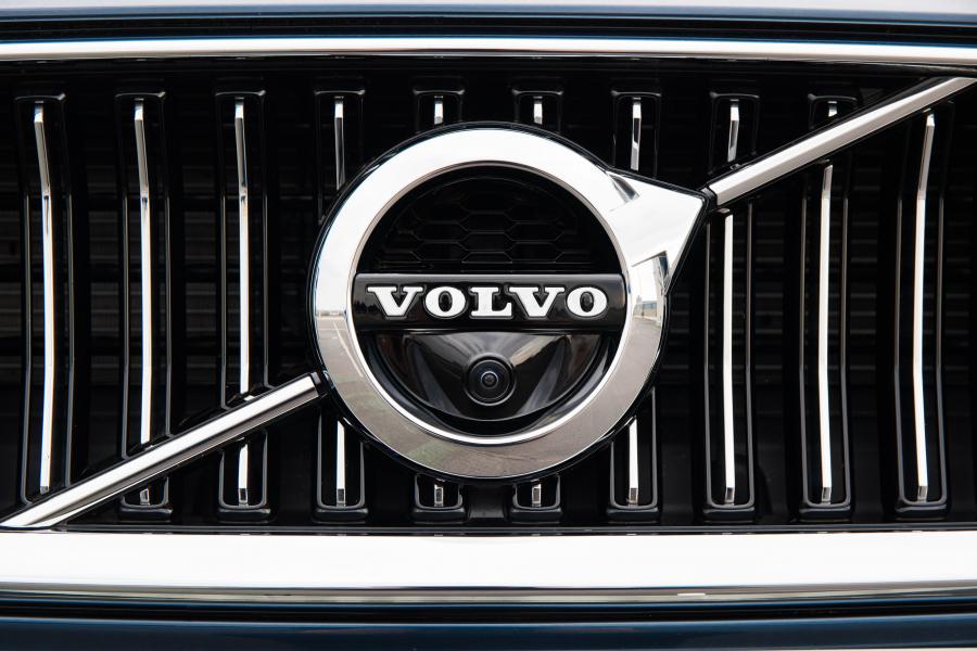 Логотип Volvo V60 D4 Inscription 2018 года  (UK) (фото 3 из 34)